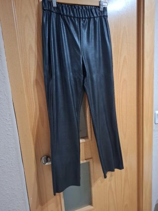 Pantalón efecto piel negro talla 36