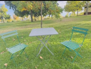 Tavolo da giardino grigio con 2 sedie verdi
