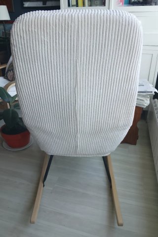 Butaca mecedora de corduroy beige/blanco.