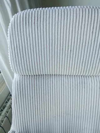 Butaca mecedora de corduroy beige/blanco.