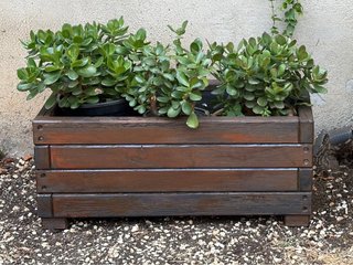 Jardinera de madera marrón