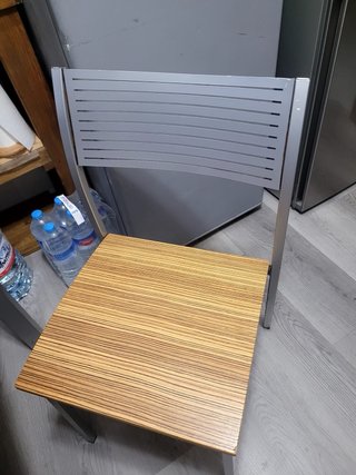 Mesa de cocina de madera y metal