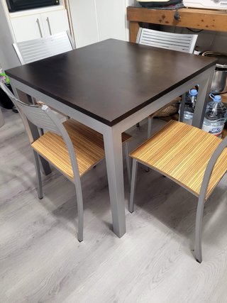 Mesa de cocina de madera y metal