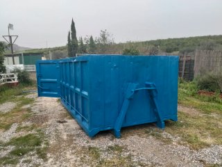 Contenedor azul para camión