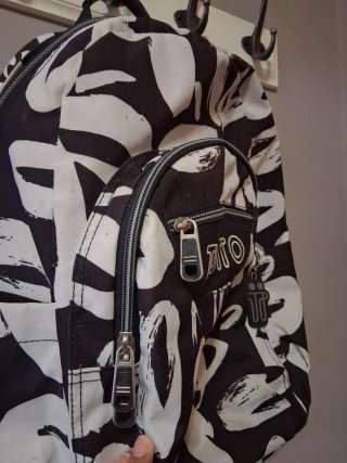 Mochila TOTTO floral negra y blanca