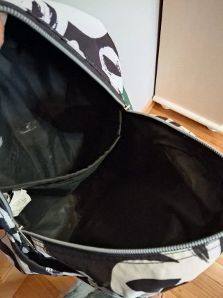 Mochila TOTTO floral negra y blanca