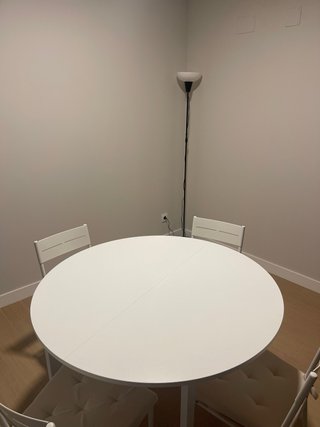 Mesa de comedor redonda blanca y 4 sillas
