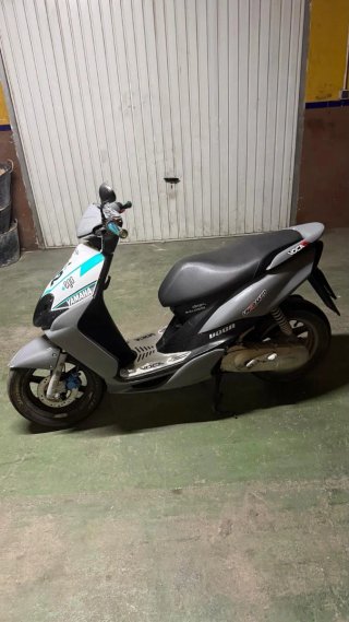 Yamaha Jog R gris y blanco