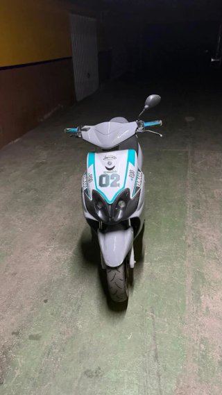 Yamaha Jog R gris y blanco