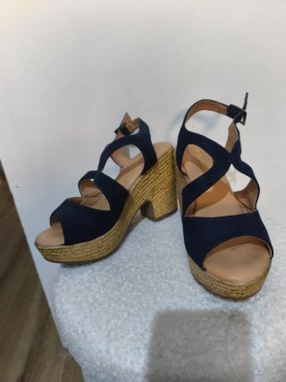Sandalias de cuña azul y beige