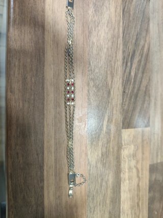 Pulsera antigua chapada en oro con detalles rojos