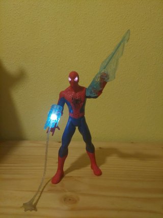 Figura Spiderman 26cm con accesorios luminosos.
