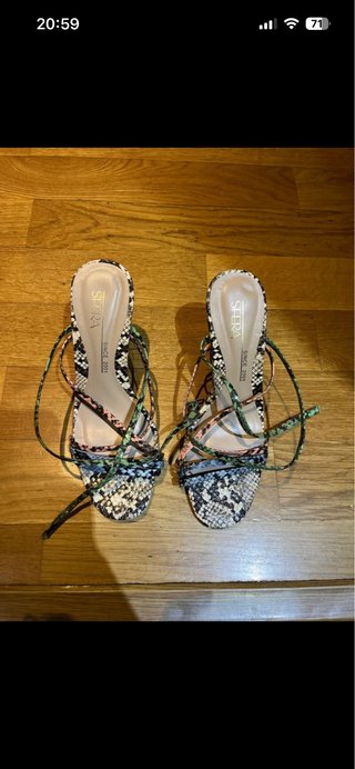Tacones de serpiente multicolor