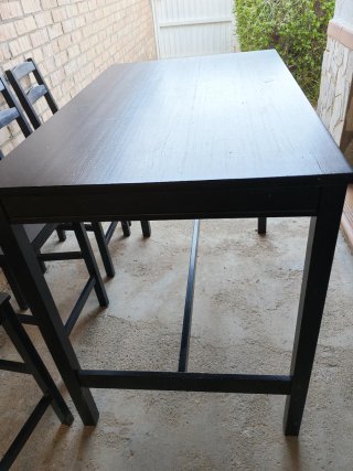 Mesa y 4 Sillas Negras