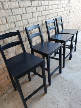 Mesa y 4 Sillas Negras