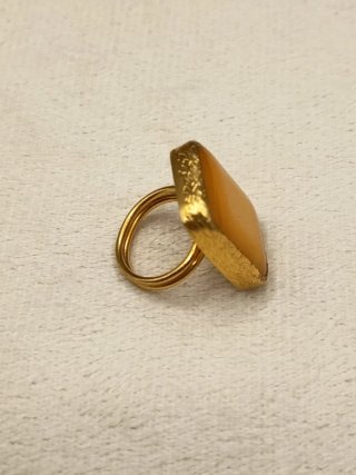 Anillo dorado piedra amarilla rectangular