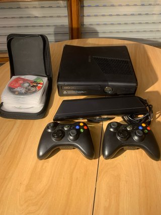 Xbox 360 con Kinect y 2 mandos