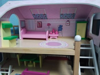 Casa de muñecas de madera