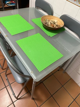 Mesa cristal y 4 sillas