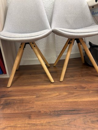 Juego de 2 sillas grises con patas de madera