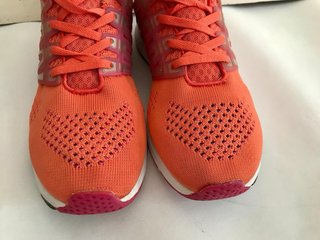 Scarpe da ginnastica arancioni e rosa