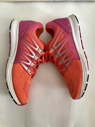 Scarpe da ginnastica arancioni e rosa