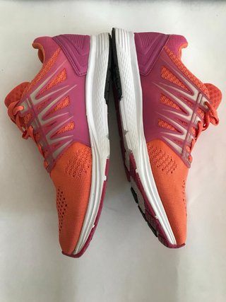 Scarpe da ginnastica arancioni e rosa