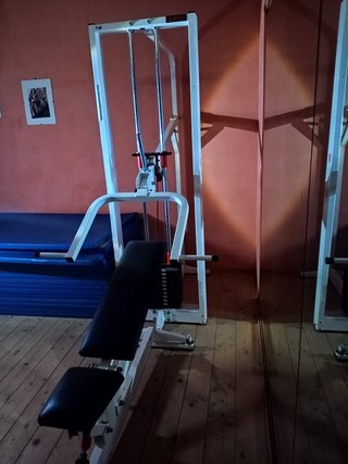Pec machine con panca inclinabile