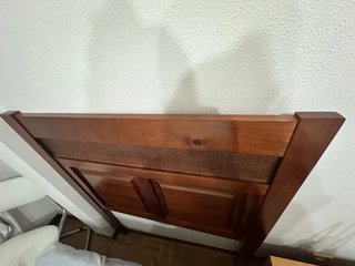 Cabecero de madera com detalles.