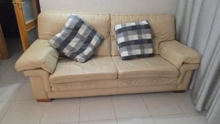 Sofá de piel beige 3 plazas