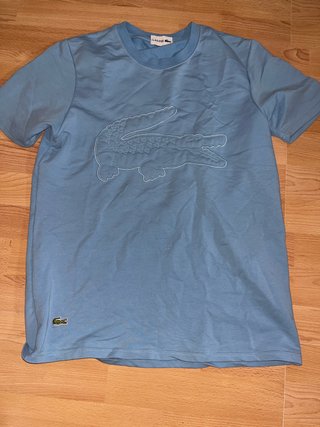 Camiseta Lacoste azul con cocodrilo grande