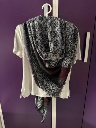 Bufanda estampada gris y granate