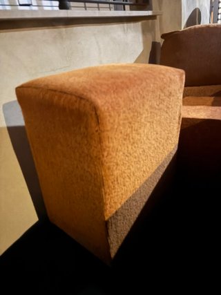 Sofá modular marrón con cojines