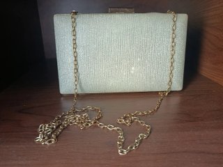 Bolso de fiesta dorado y blanco