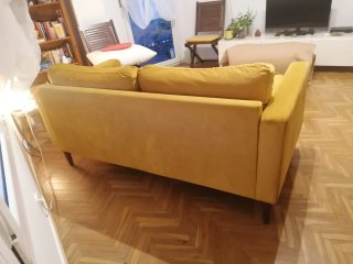 Sofá moderno amarillo mostaza de terciopelo