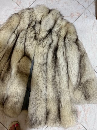 Pelliccia vintage beige e grigia