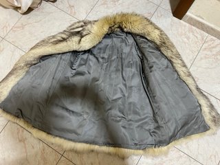 Pelliccia vintage beige e grigia