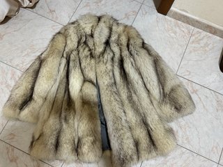 Pelliccia vintage beige e grigia