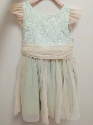 Vestido verde y beige con tul
