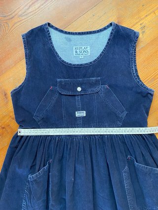Ampio vestito in velluto blu slavato senza maniche