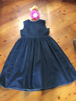 Ampio vestito in velluto blu slavato senza maniche