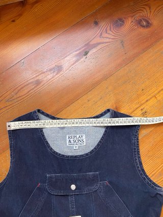 Ampio vestito in velluto blu slavato senza maniche