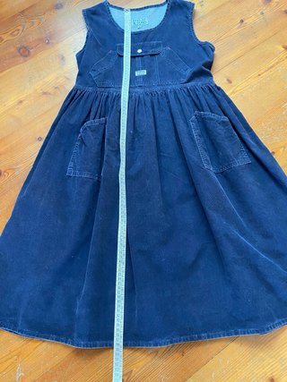 Ampio vestito in velluto blu slavato senza maniche