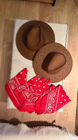 2 Sombreros Cowboy y 6 Pañuelos Rojos