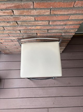 Taburetes altos cocina beige y plateado