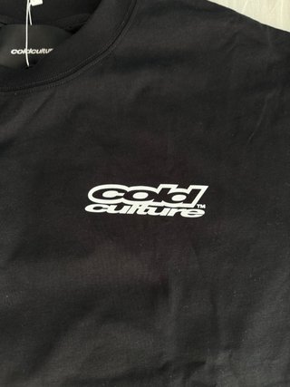 Camiseta Cold Culture Negra Corazón Hormigas