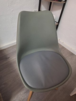 Mesa extensible blanca y 6 sillas grises