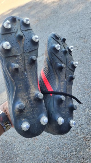 Botas de fútbol negras y rojas