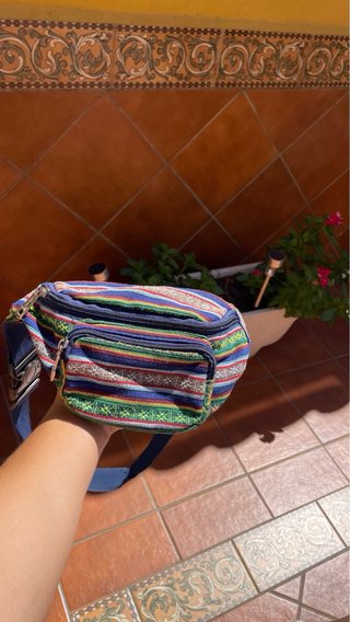 Riñonera multicolor con bolsillos