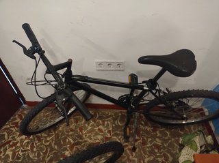 Bicicleta negra en buen estado